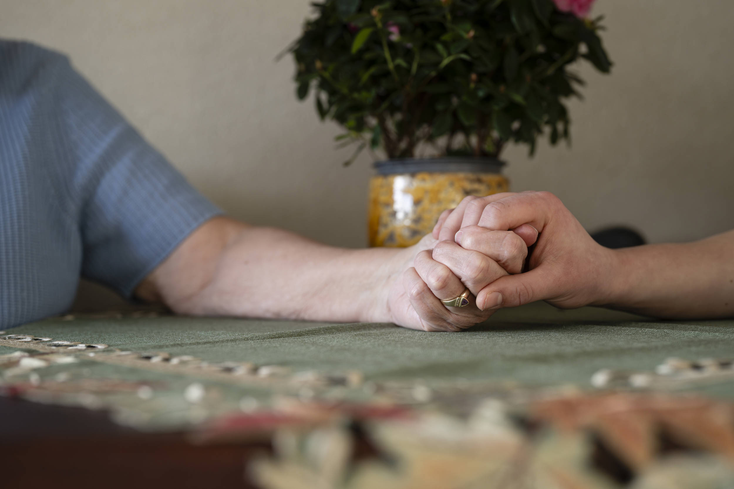 Hand in hand, troostend