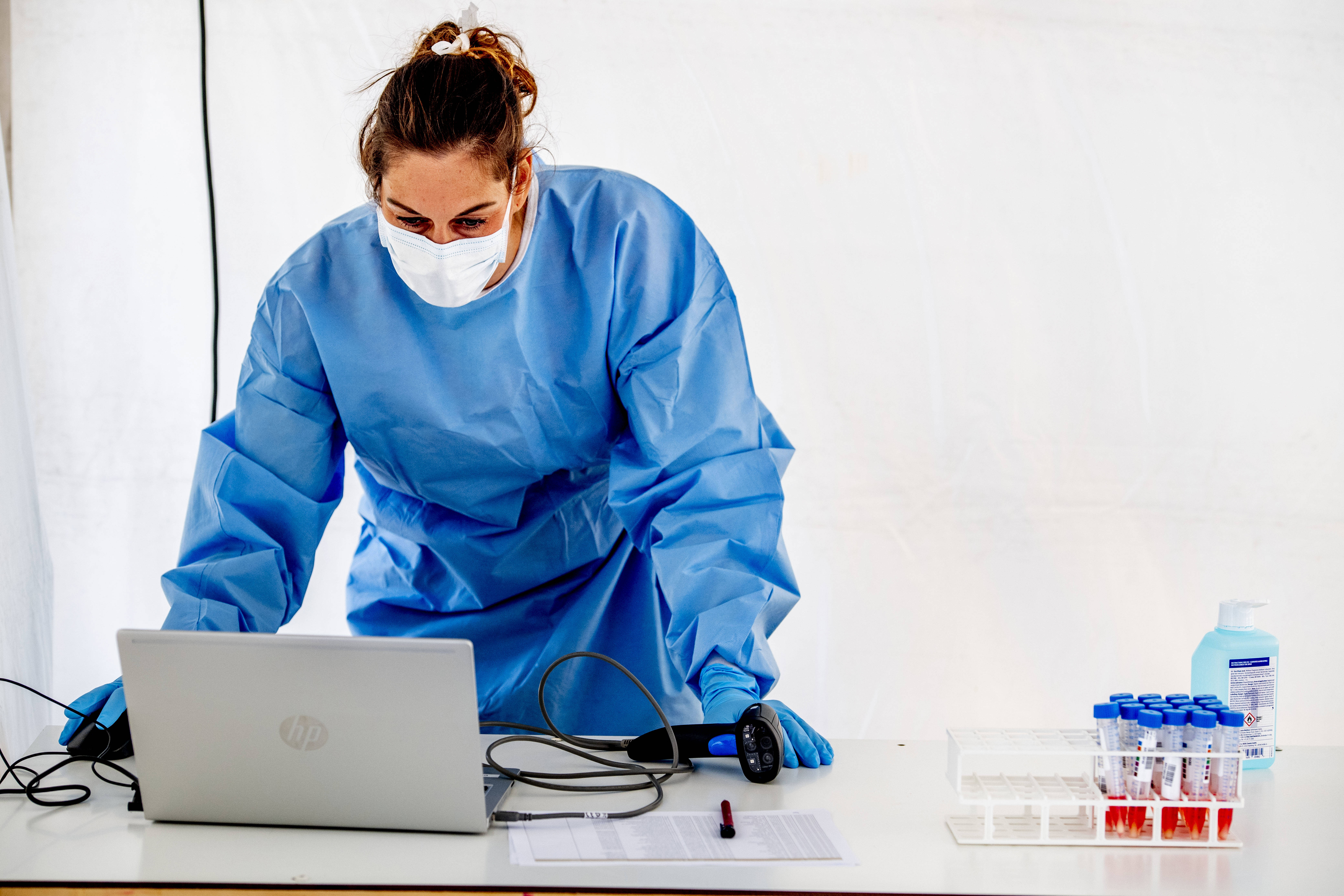Coronavirus testen met beschermingsmiddelen (ANP, Robin Utrecht)