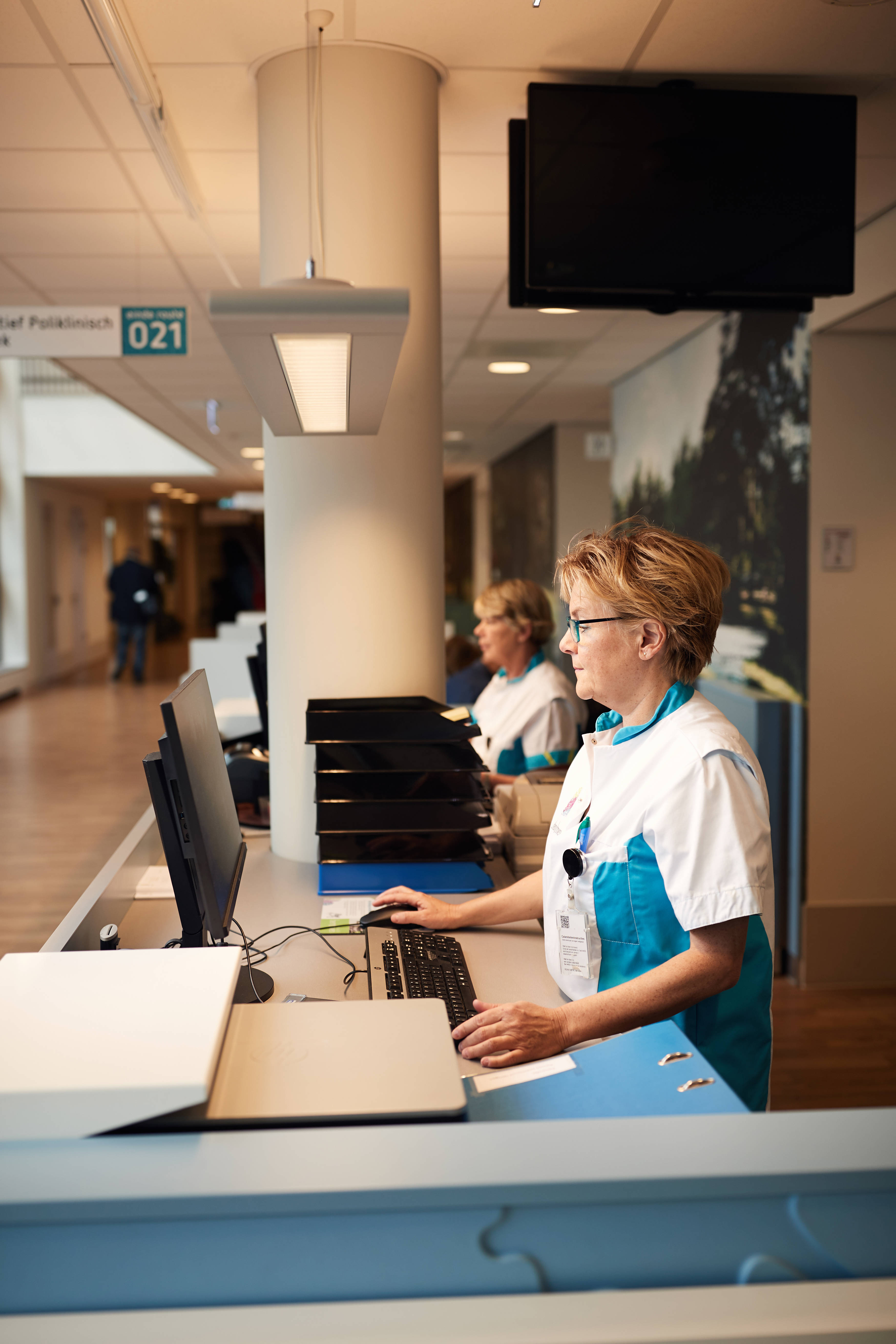 Verpleegkundige achter computer