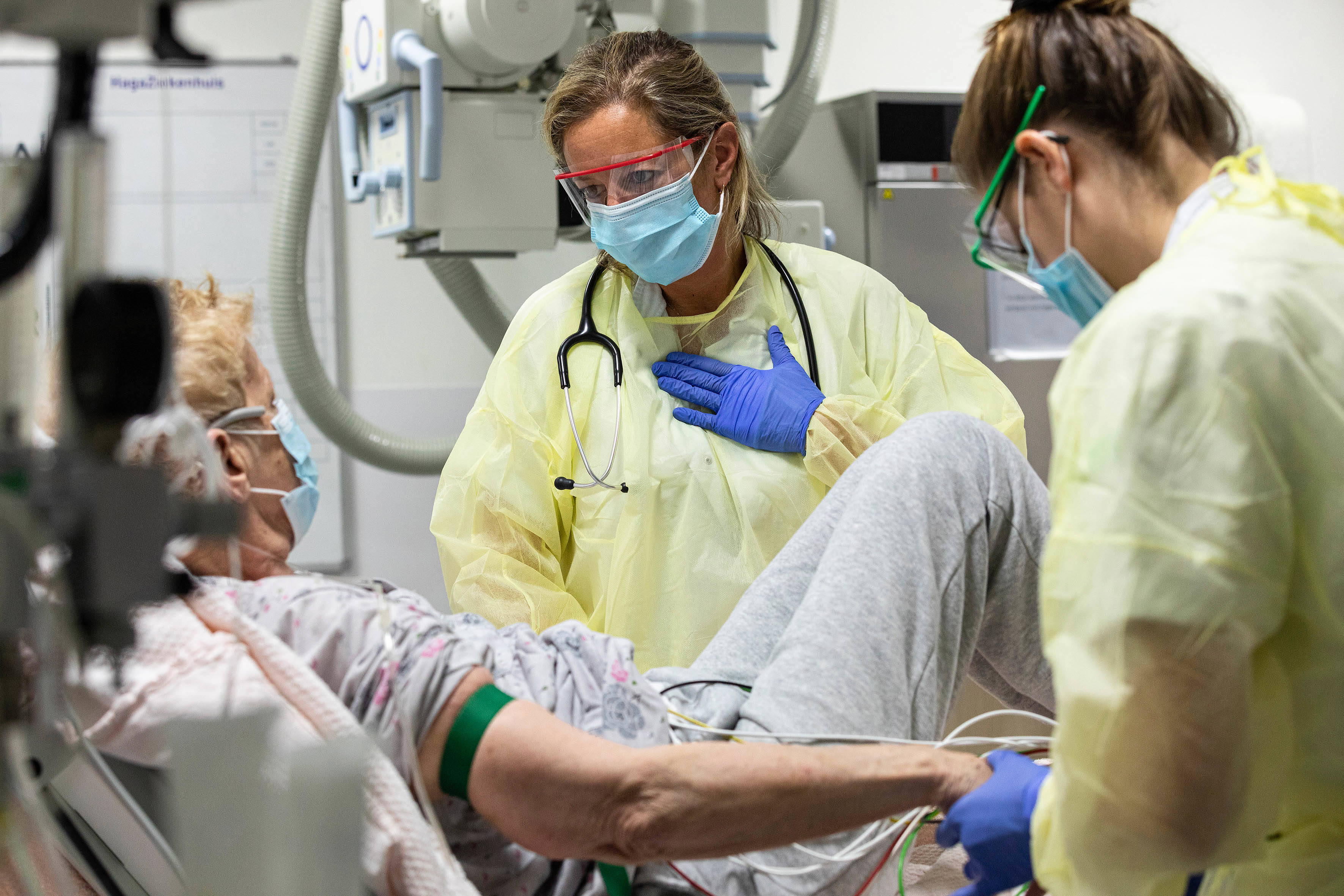 Coronavirus Verpleegkundigen met mondkapjes (Studio Oostrum, ANP)