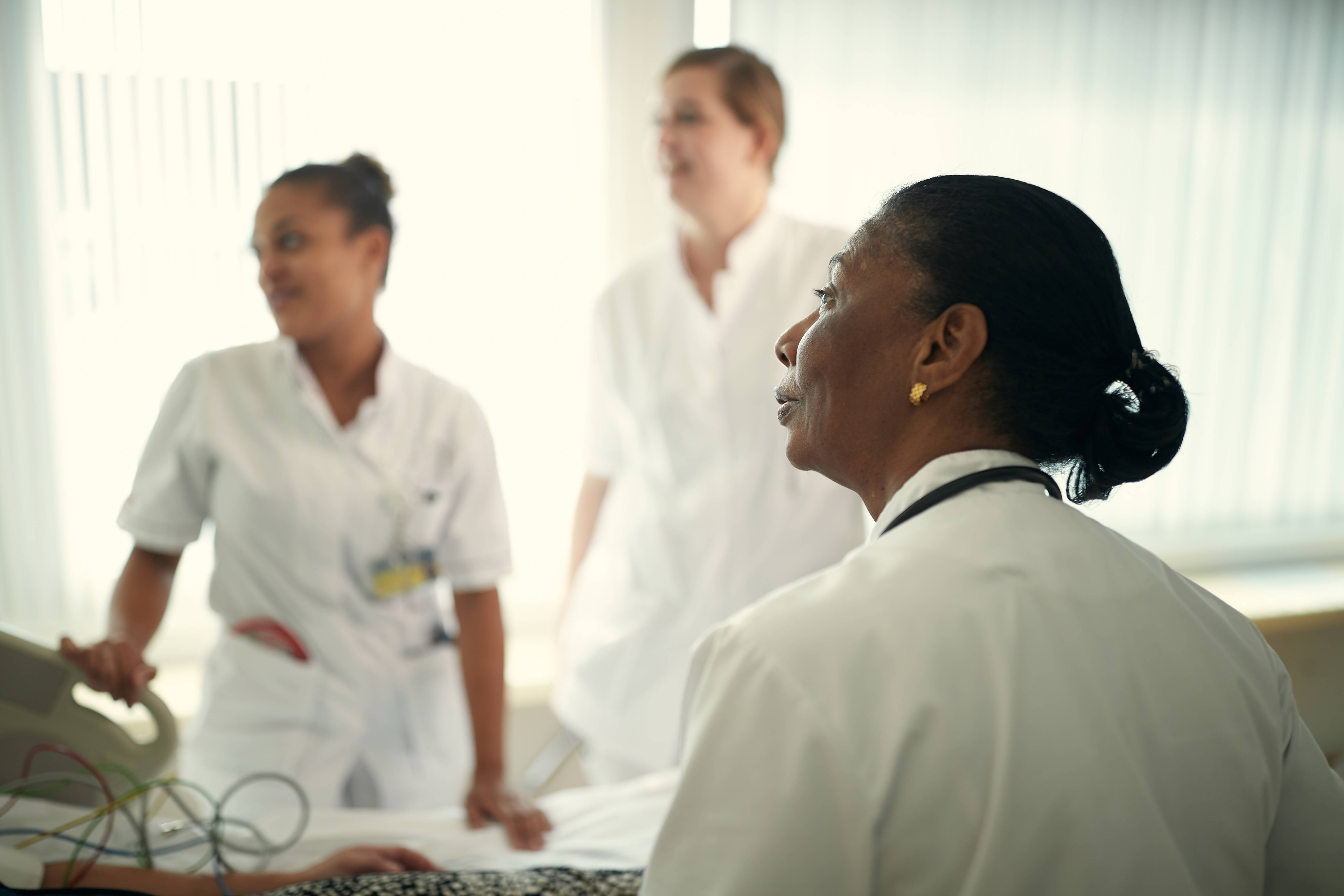 Collega's in overleg in het ziekenhuis