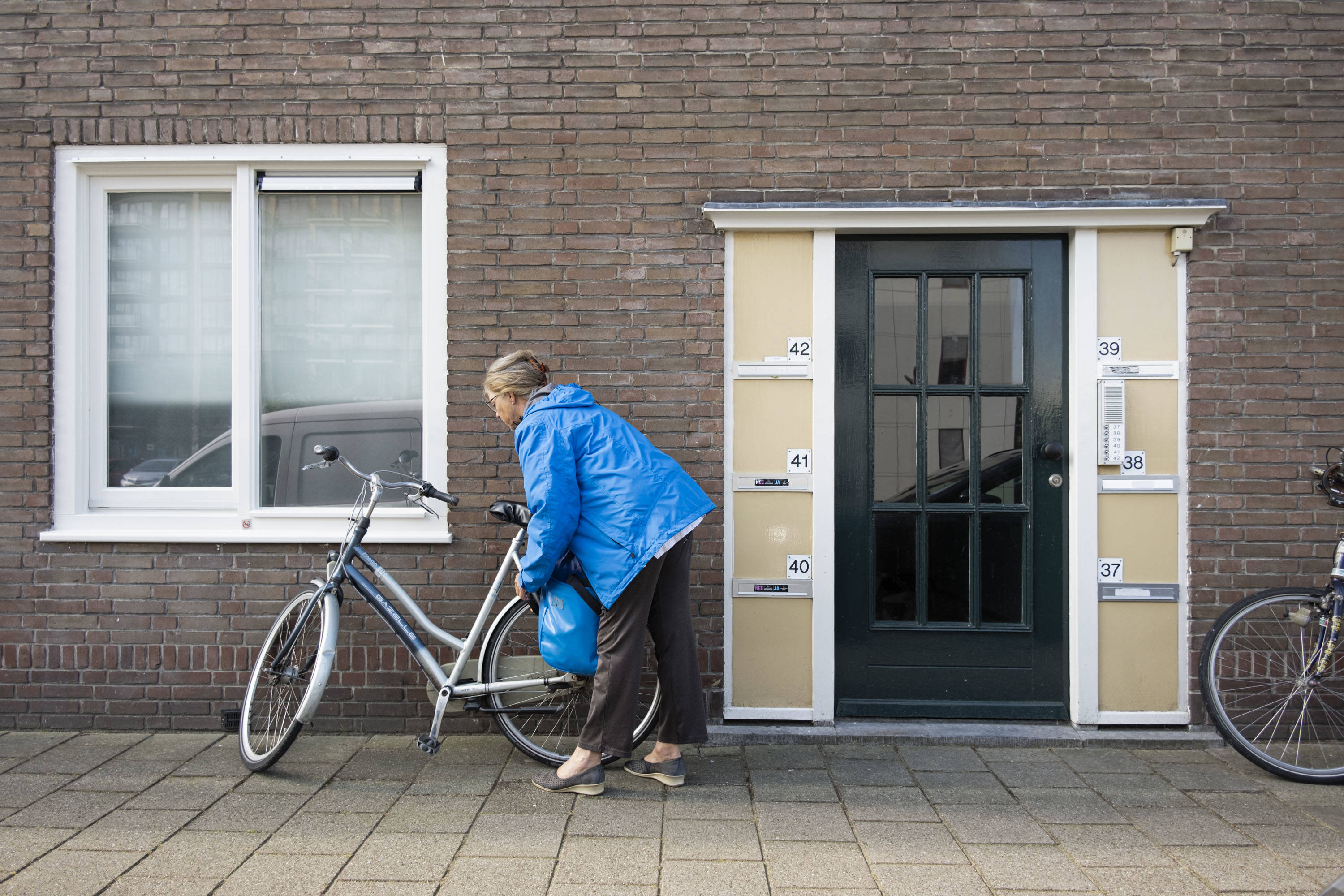 Wijkverpleegkundige haalt haar fiets van slot