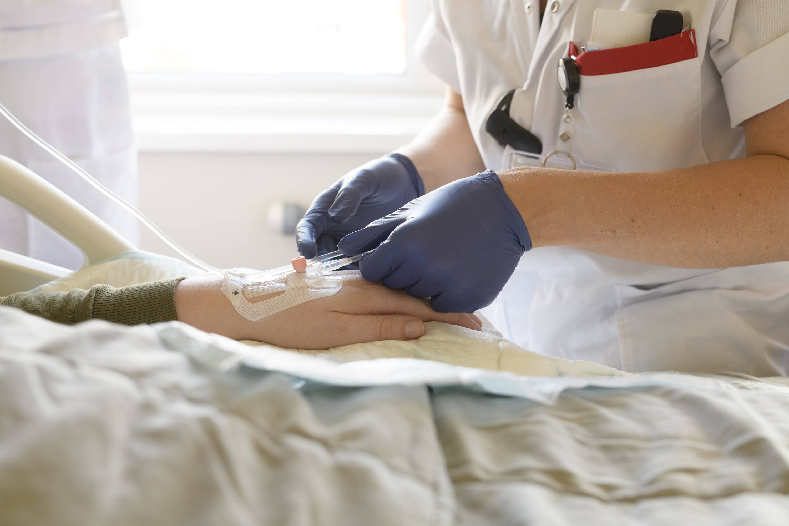 Verpleegkundige Sluit Infuus Aan Bij Patient