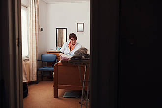 Wijkverpleging_verpleegkundige aan het bed