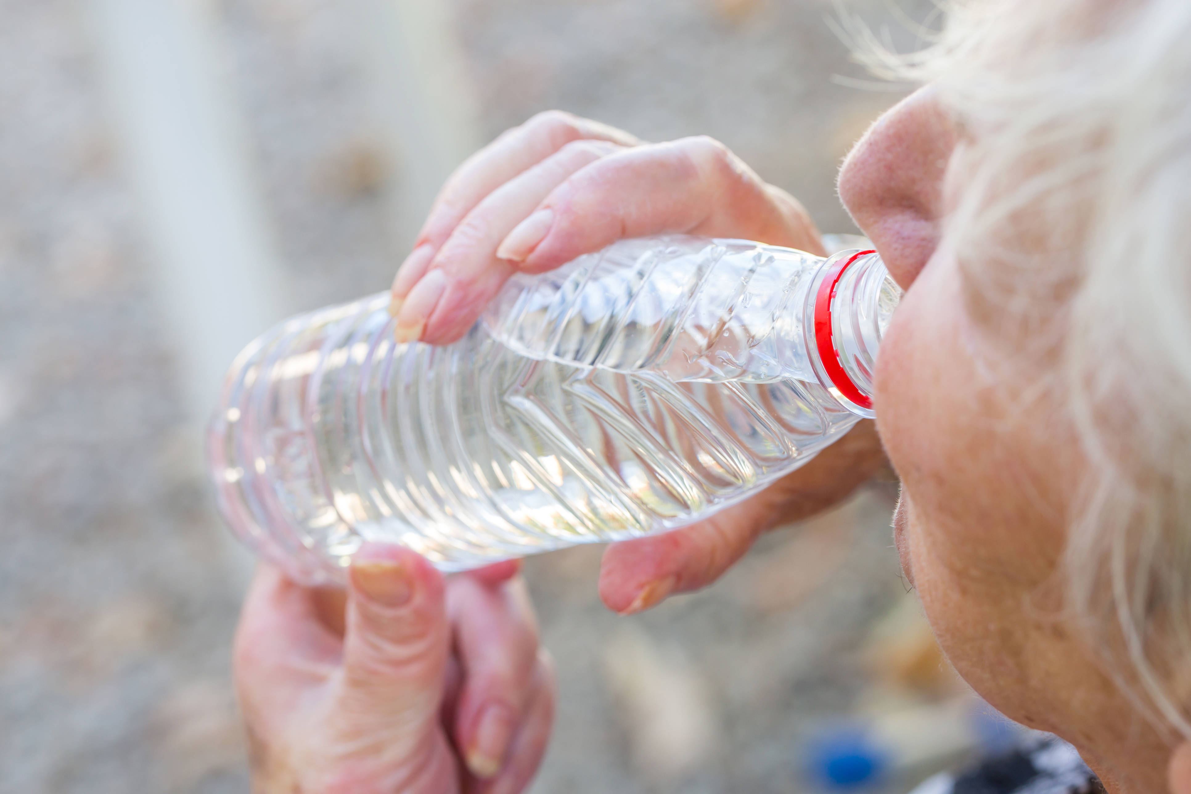 Hitteplan: Oudere vrouw drinkt water