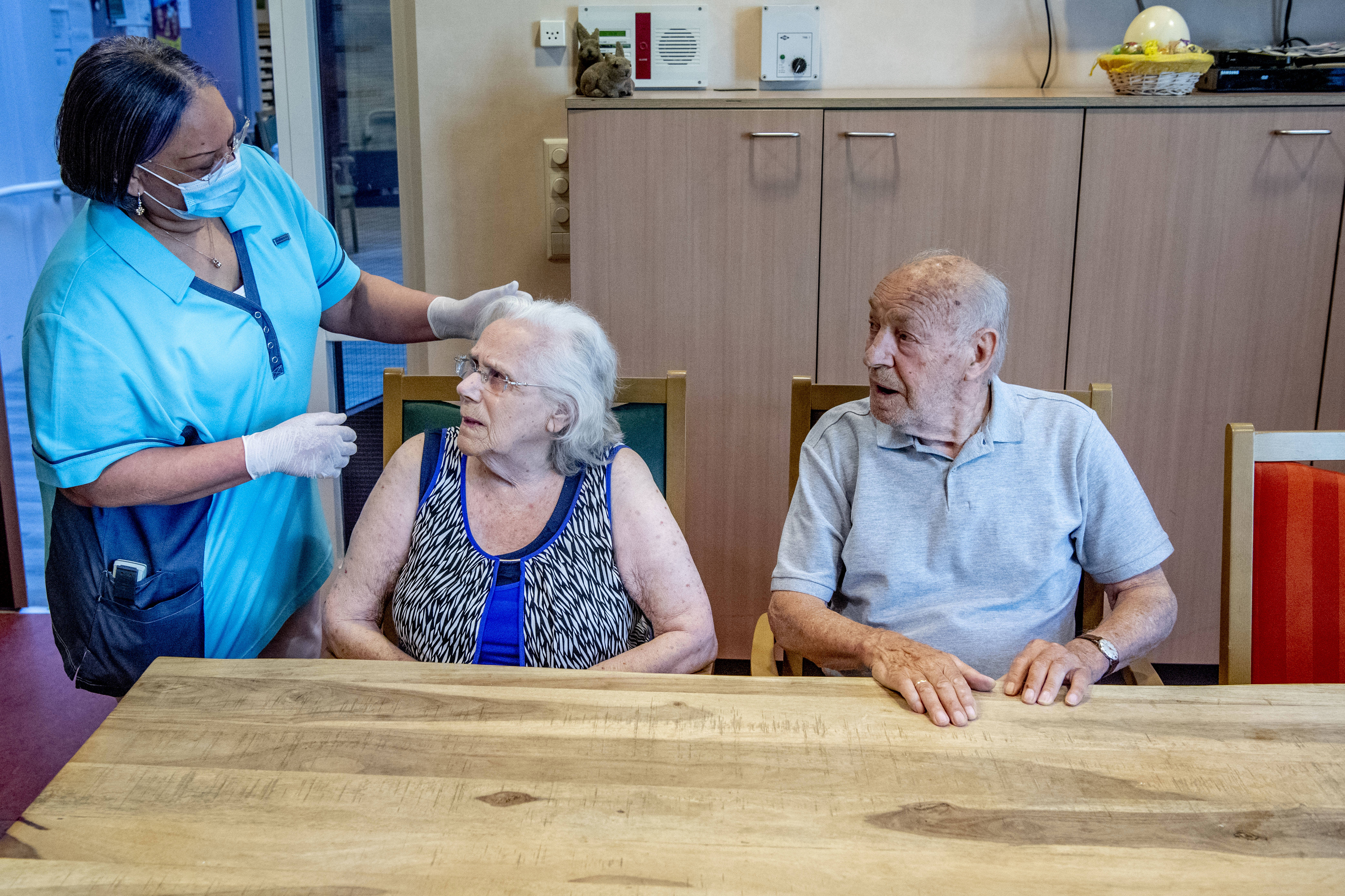 Verpleeghuis: verzorgenden met beschermingsmiddelen coronavirus