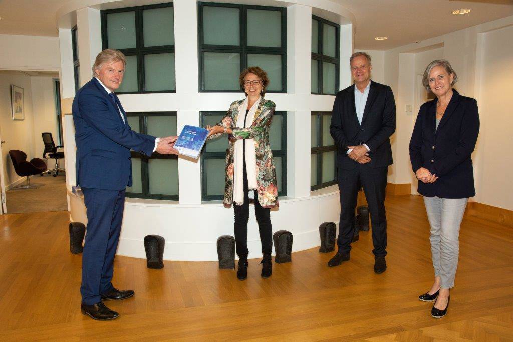 LAN Overhandiging Handreiking Aan Van Rijn