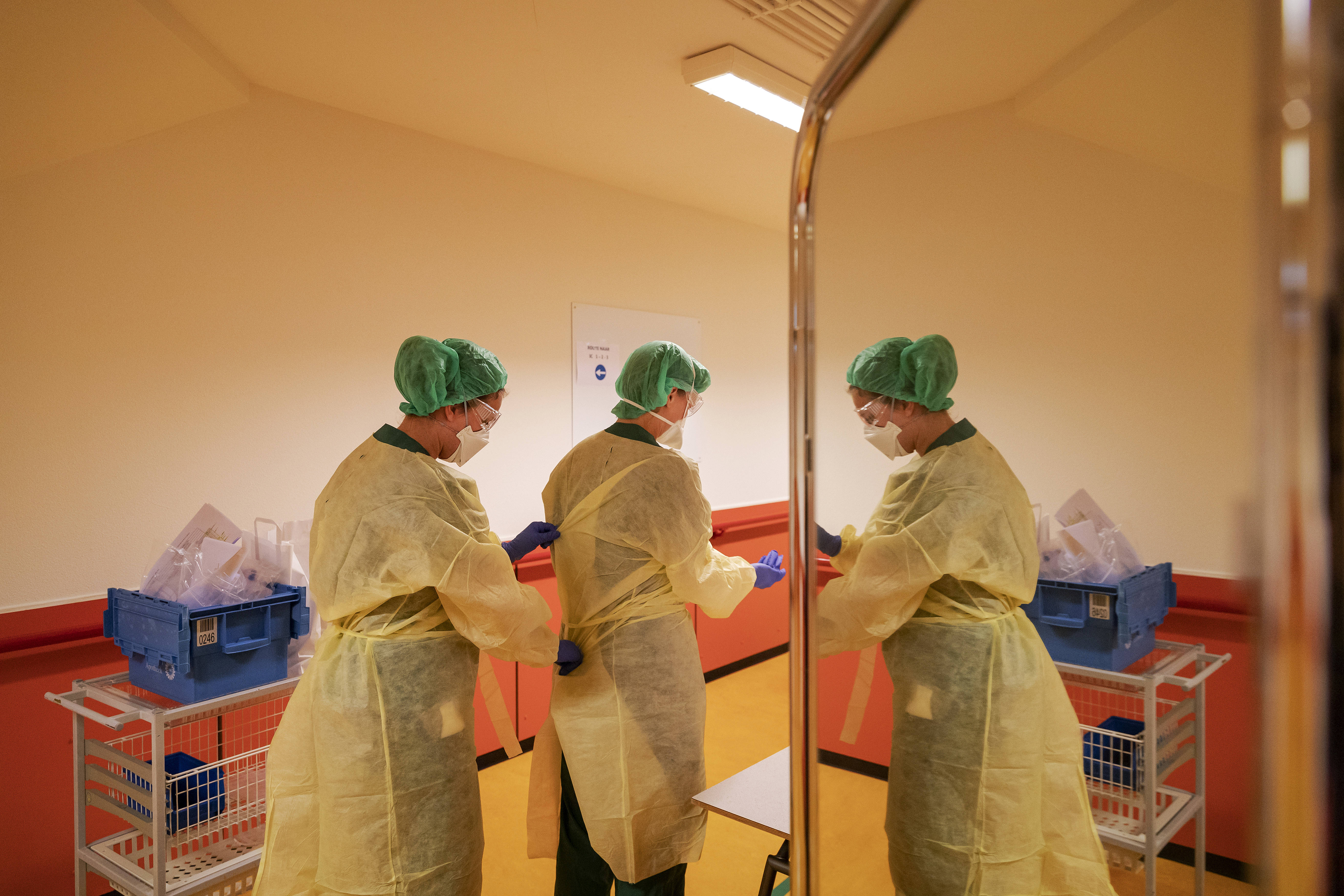 Coronavirus: Intensive Care verpleegkundigen doen PBM aan (Robin van Lonkhuijsen, ANP)