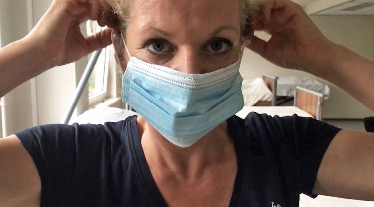 Wijkverpleegkundige Pauline Arts draagt een mondneusmasker (video)