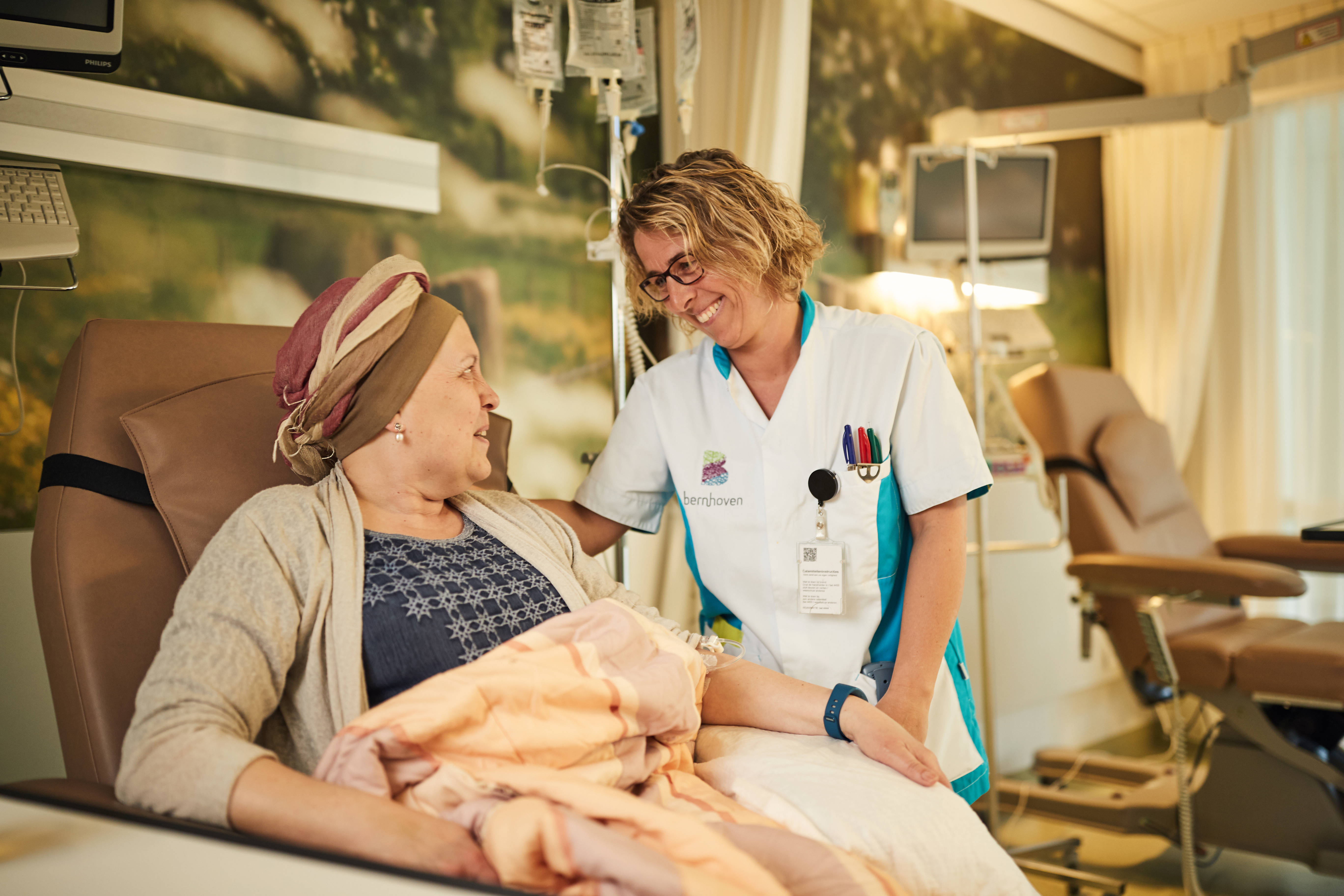 Ziekenhuis_Bernhoven_verpleegkundige en patiënt in gesprek