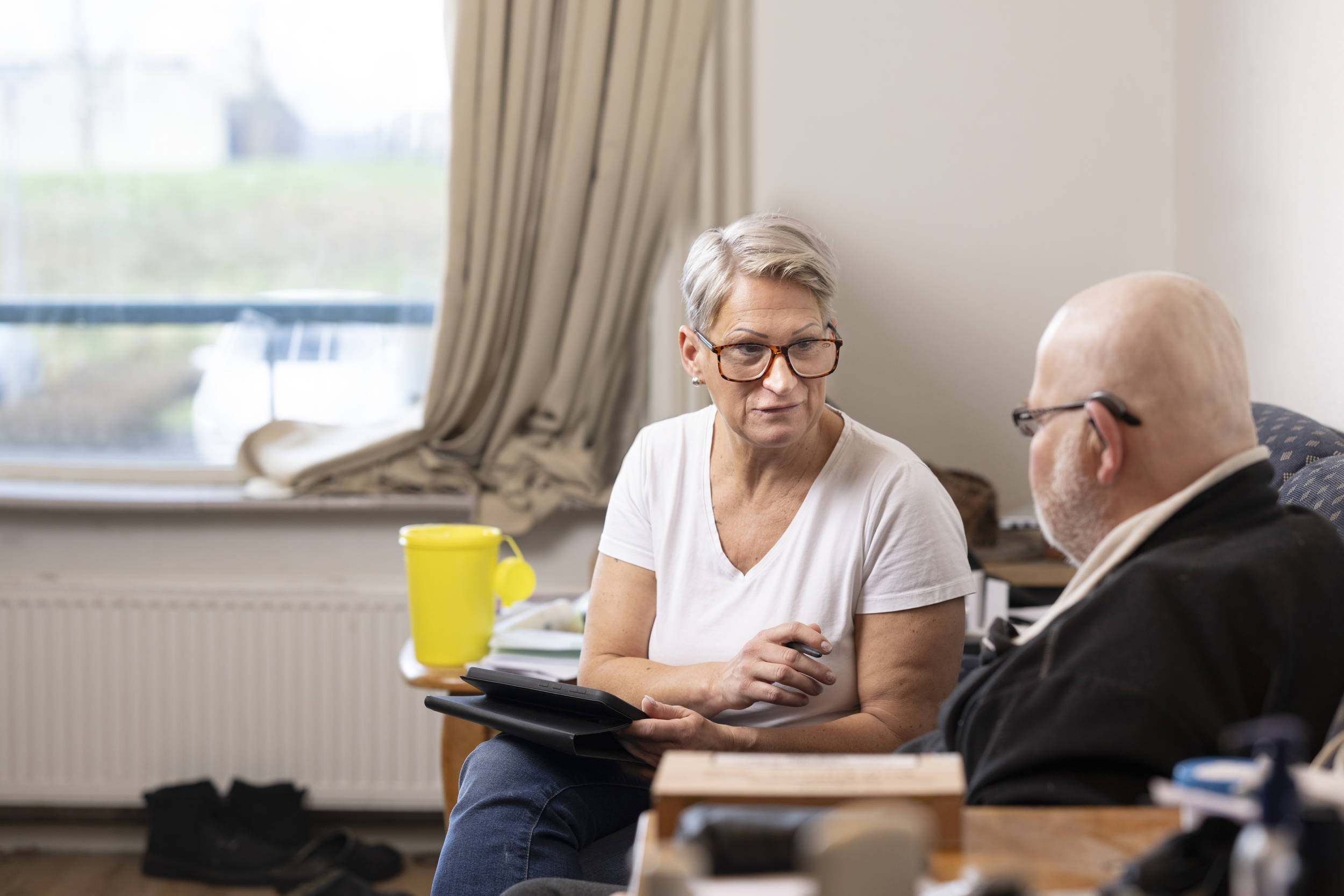 Wijkverpleegkundige In Overleg Met Cliënt