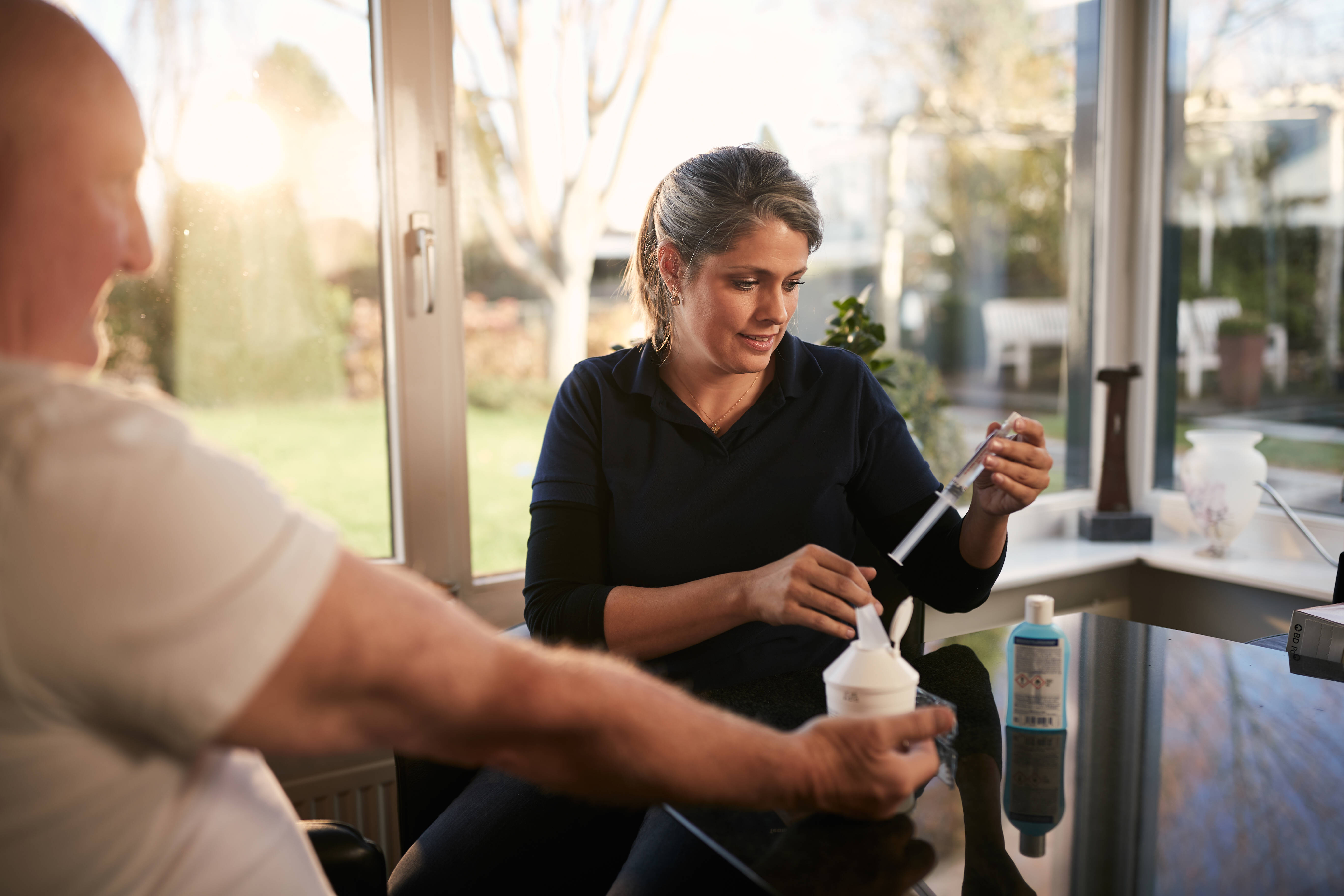 Wijkverpleegkundige aan het werk