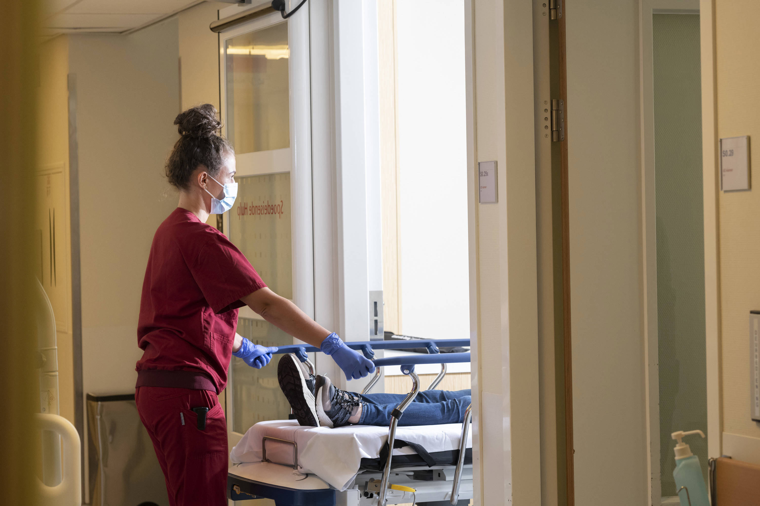 Verpleegkundige Met Mondkapje In Gang Met Patient