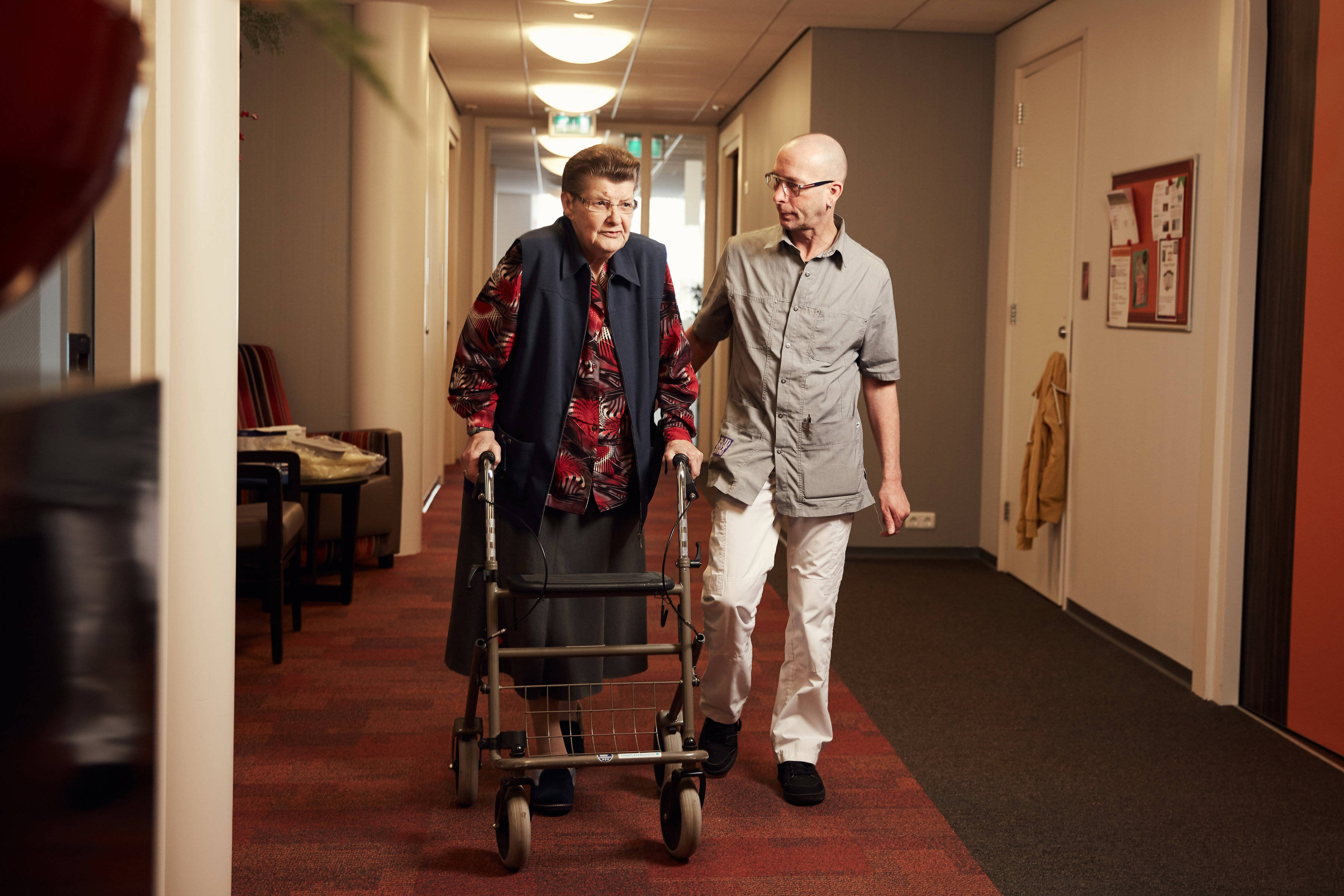 Verpleeghuis_cliënt_rollator