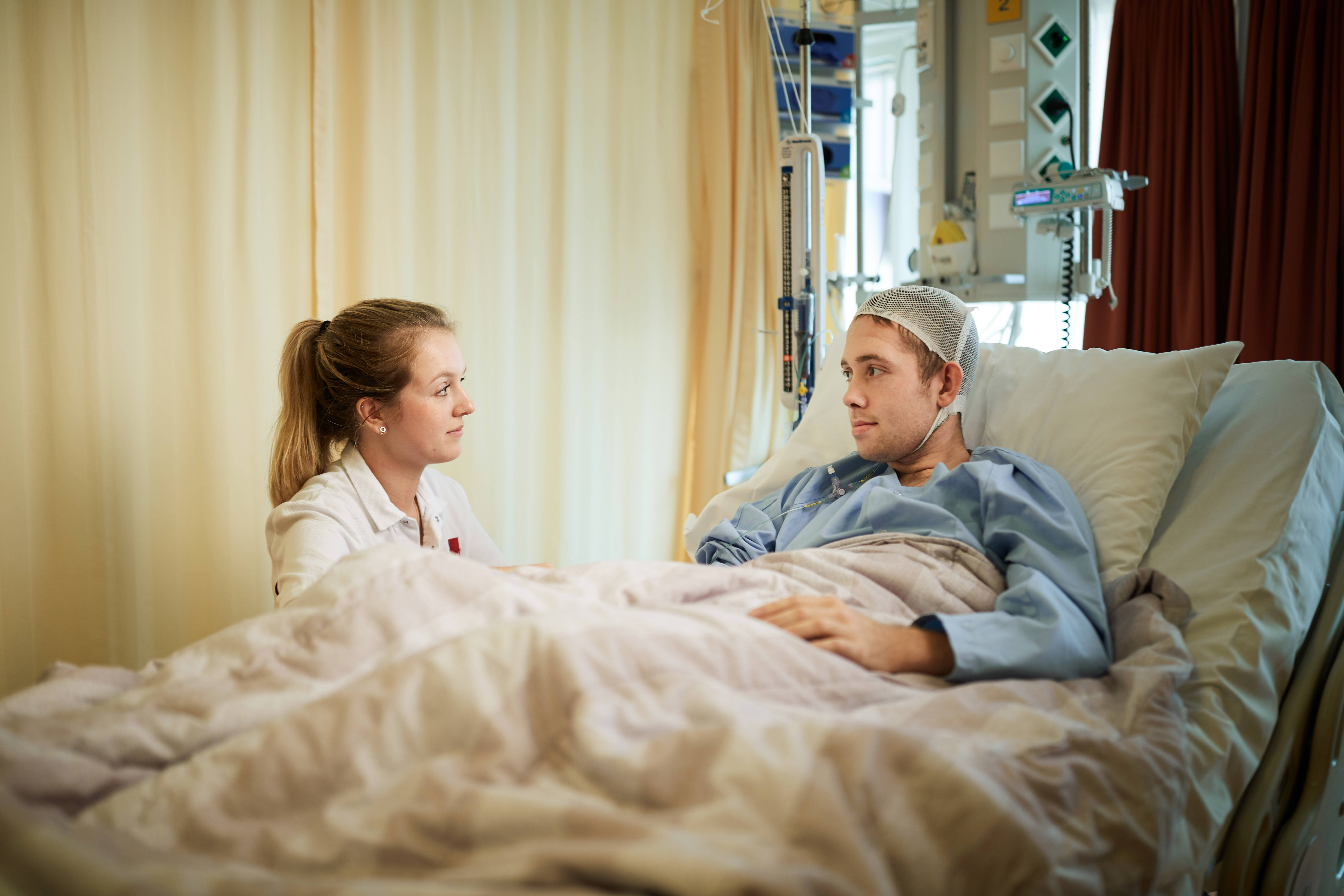 Ziekenhuis_AMC_verpleegkundige aan het bed