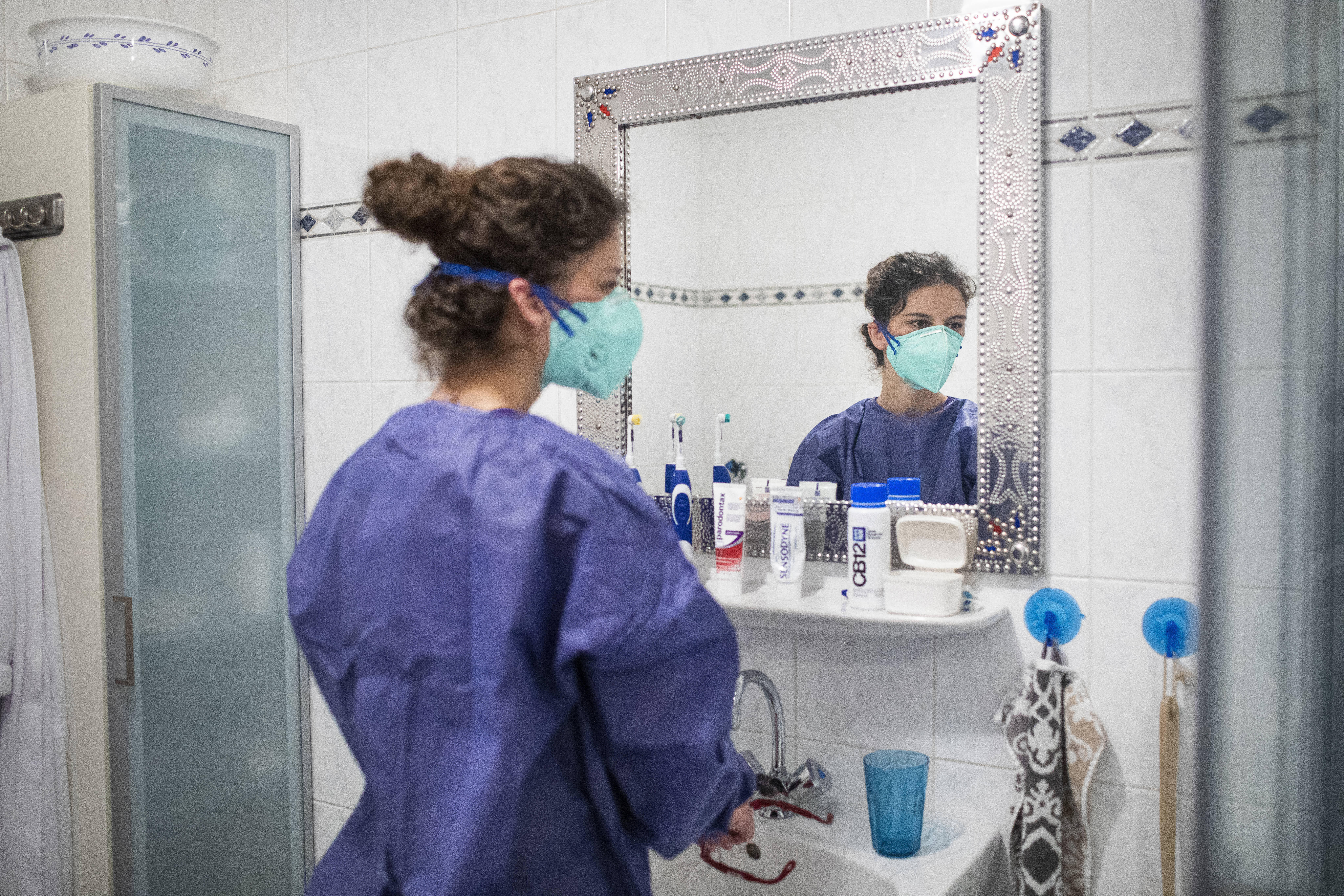 Wijkverpleegkundige Esmee Verschoor met mondkapje, coronavirus (Ilvy Njiokiktjien, ANP)