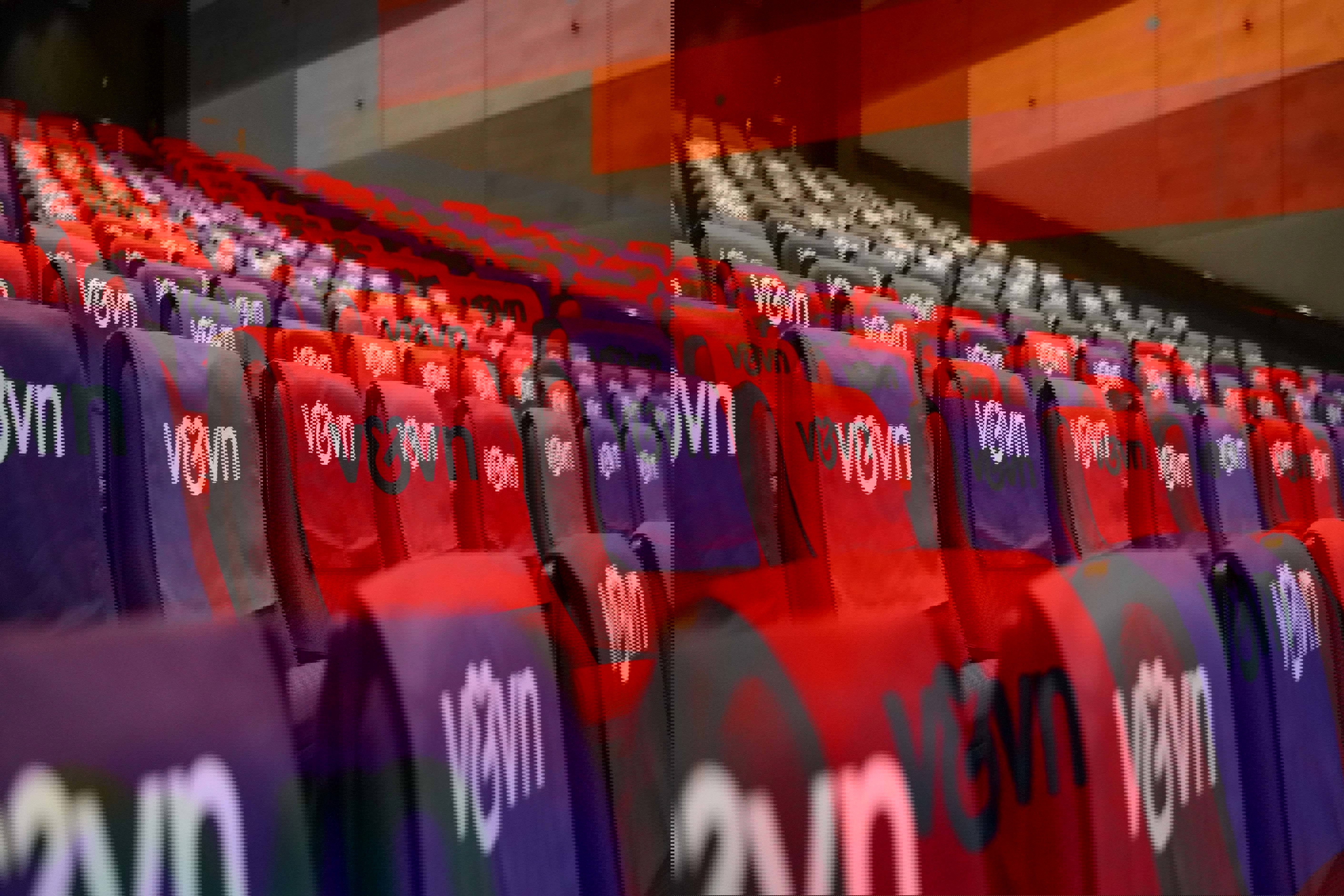 01 Lege Stoelen Met Tasjes