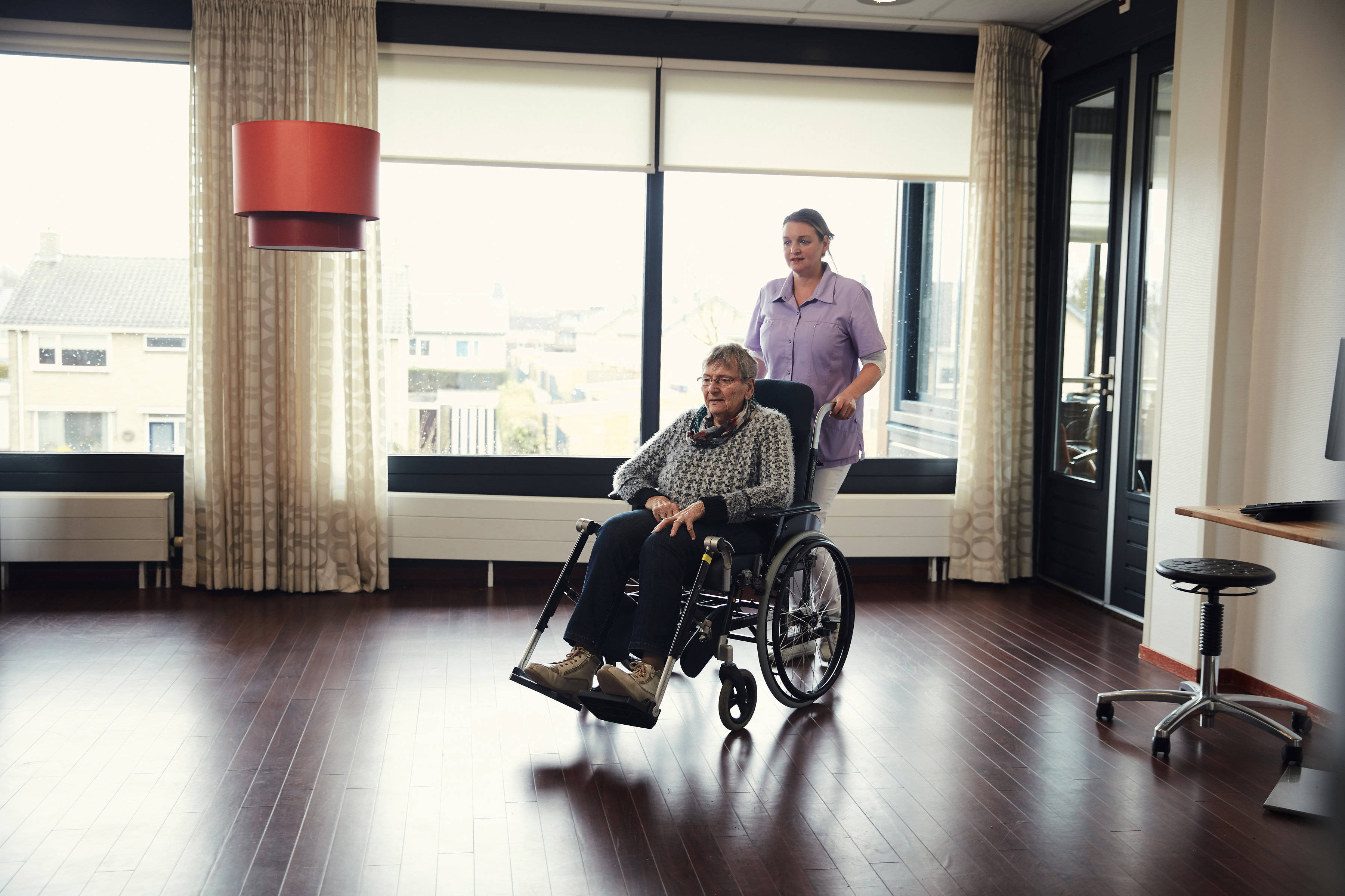 Verpleeghuis_verzorgende en cliënt