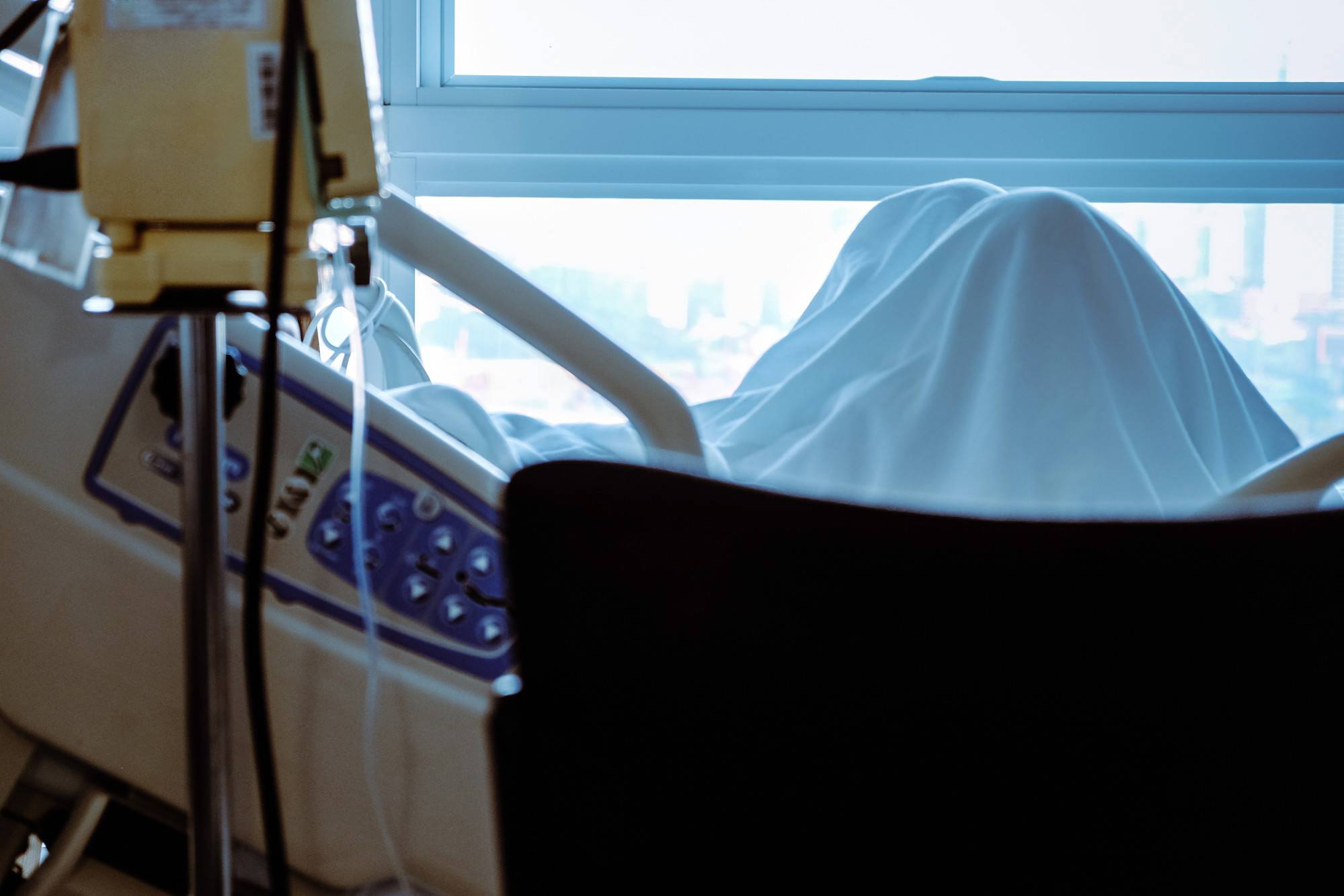 Elderly Patients In Hospital Bed Background Close Up Of Iv Saline Solution Drip Adult Adults Only T20 Bm4ajk
