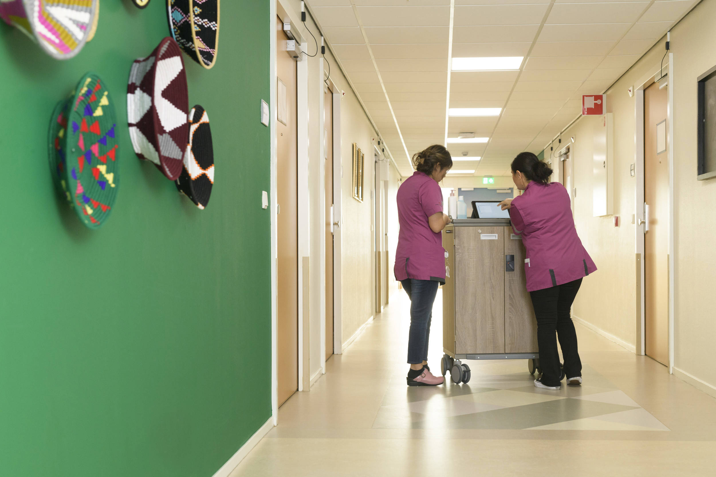 Verzorgenden In Gang Met Medicijnkar