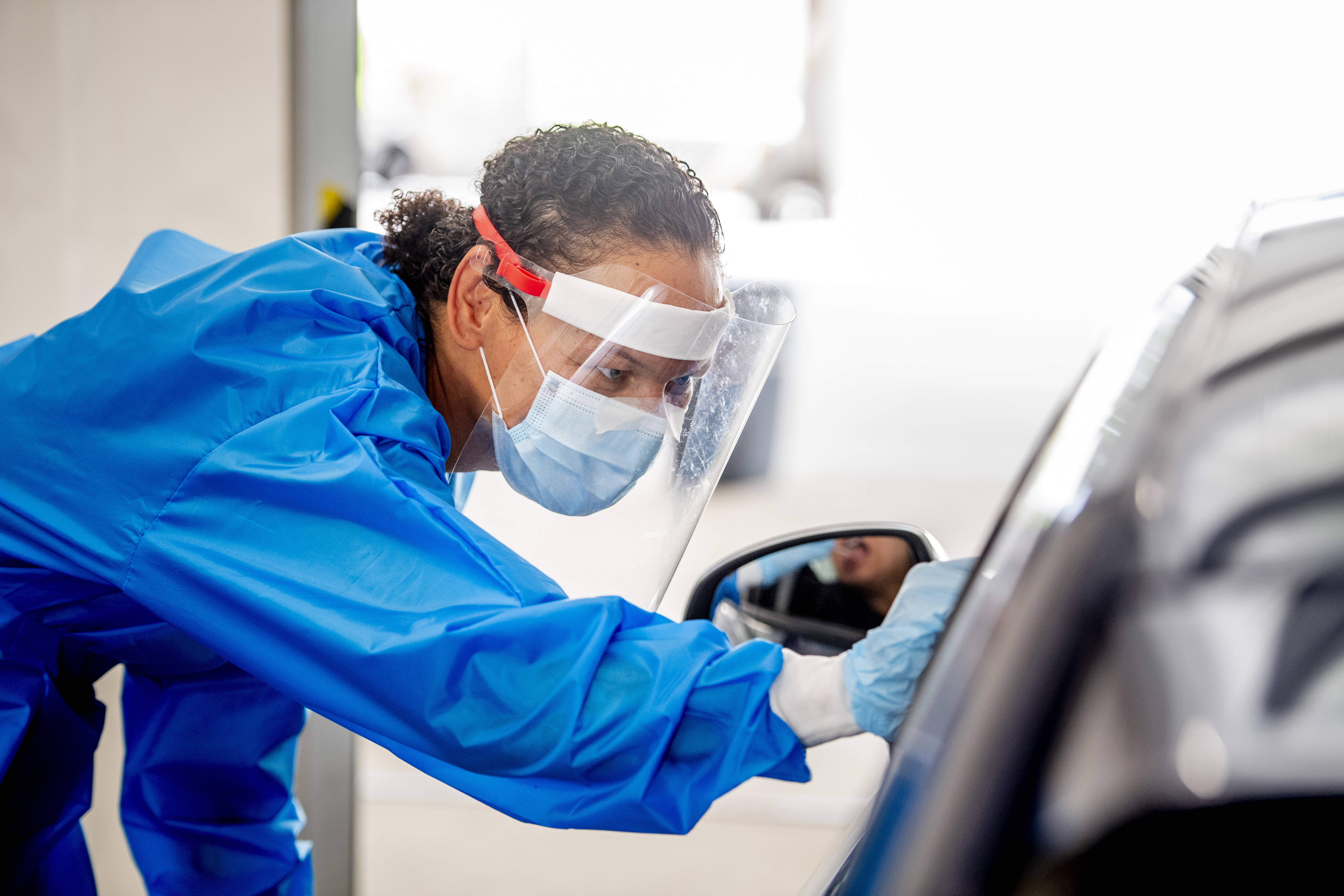 Verpleegkundige doet coronatest