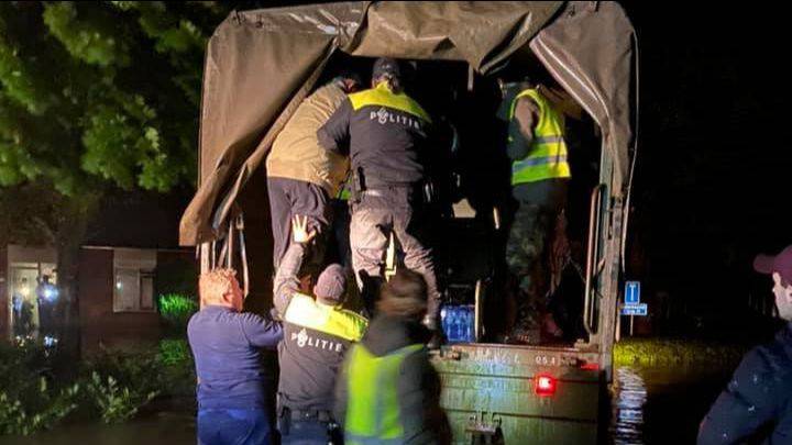 Cliënten werden in veiligheid gebracht (foto: Danny Gijsen)