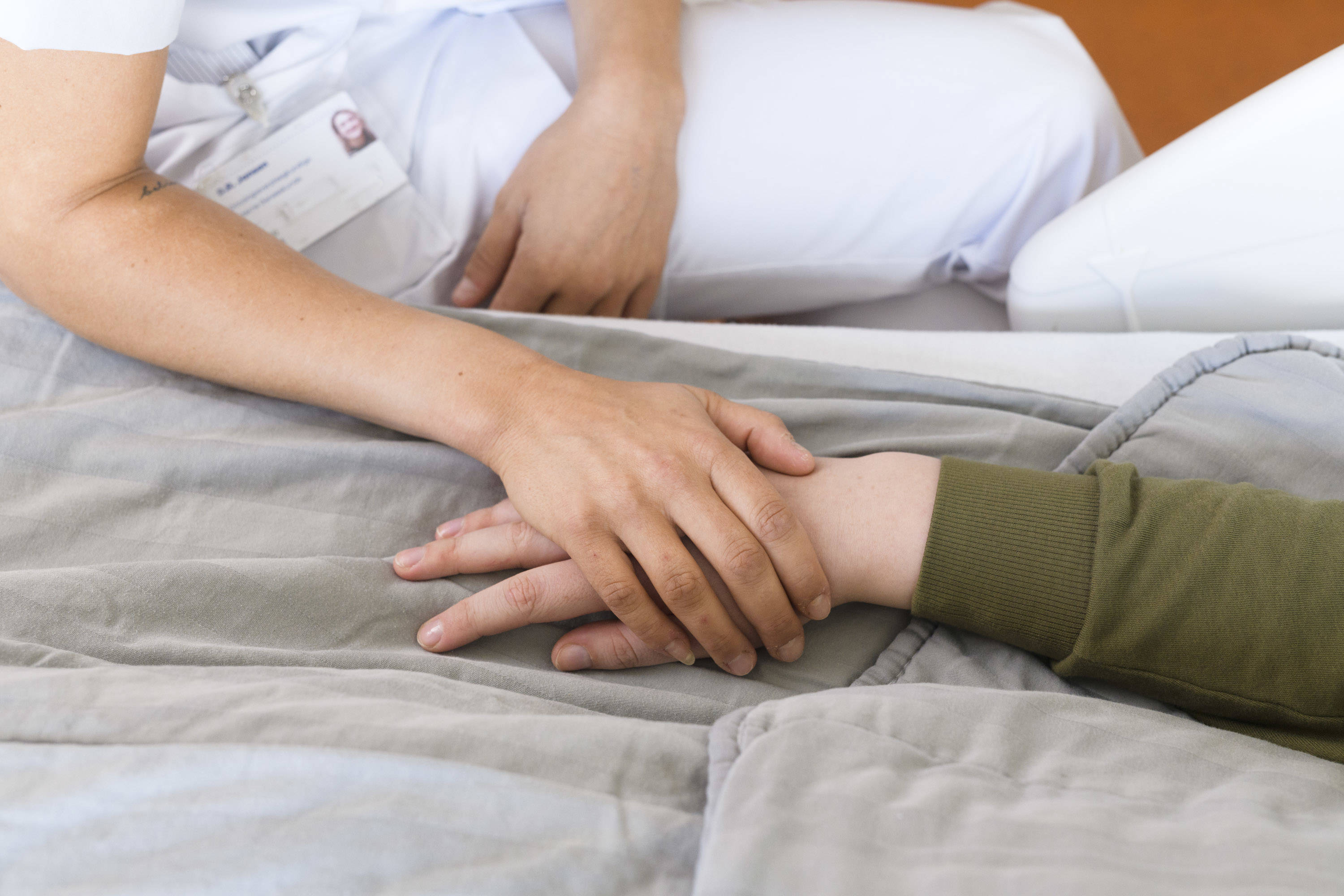 Verpleegkundige En Patient Handen Vasthouden