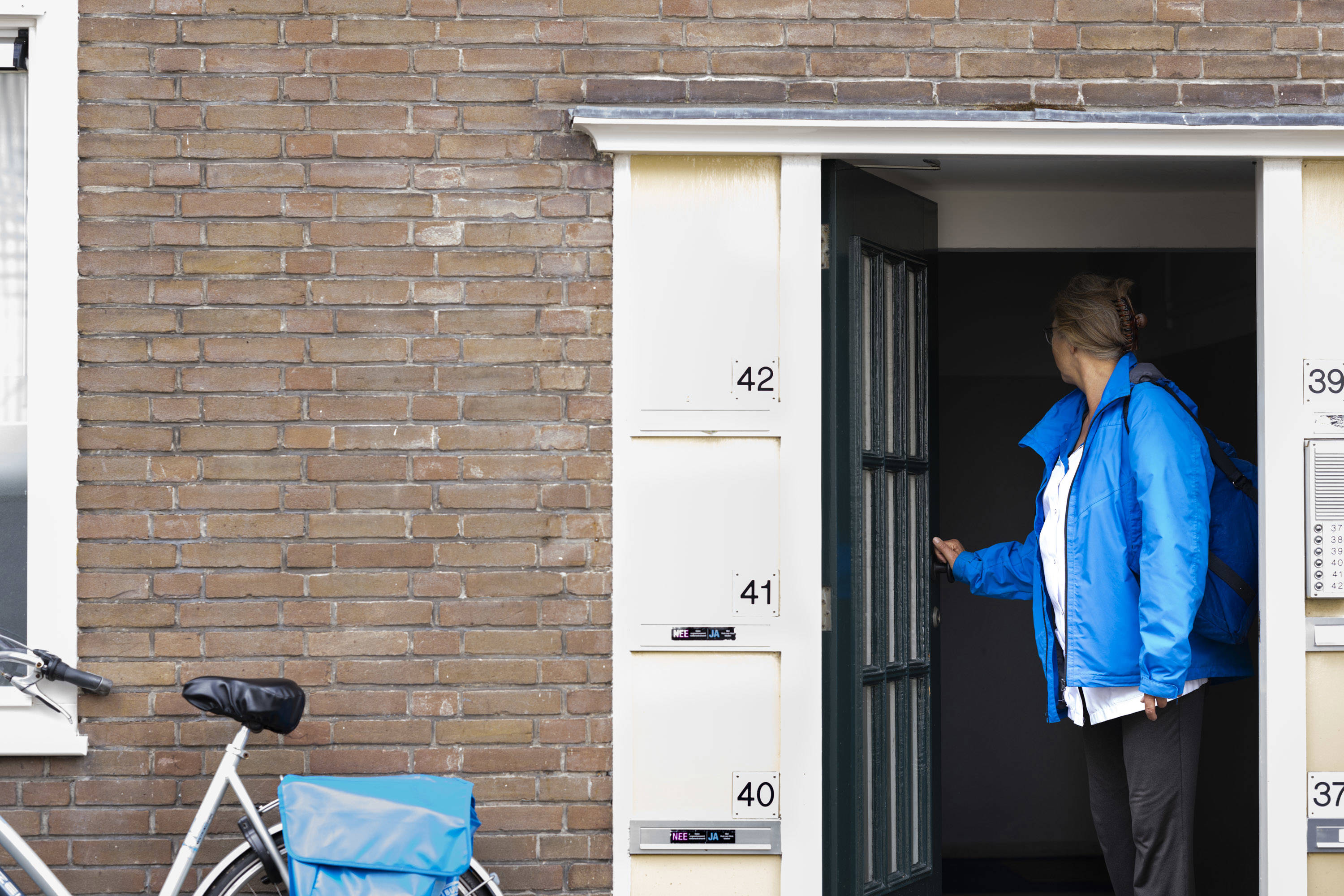 Wijkverpleegkundige verlaat huis cliënt