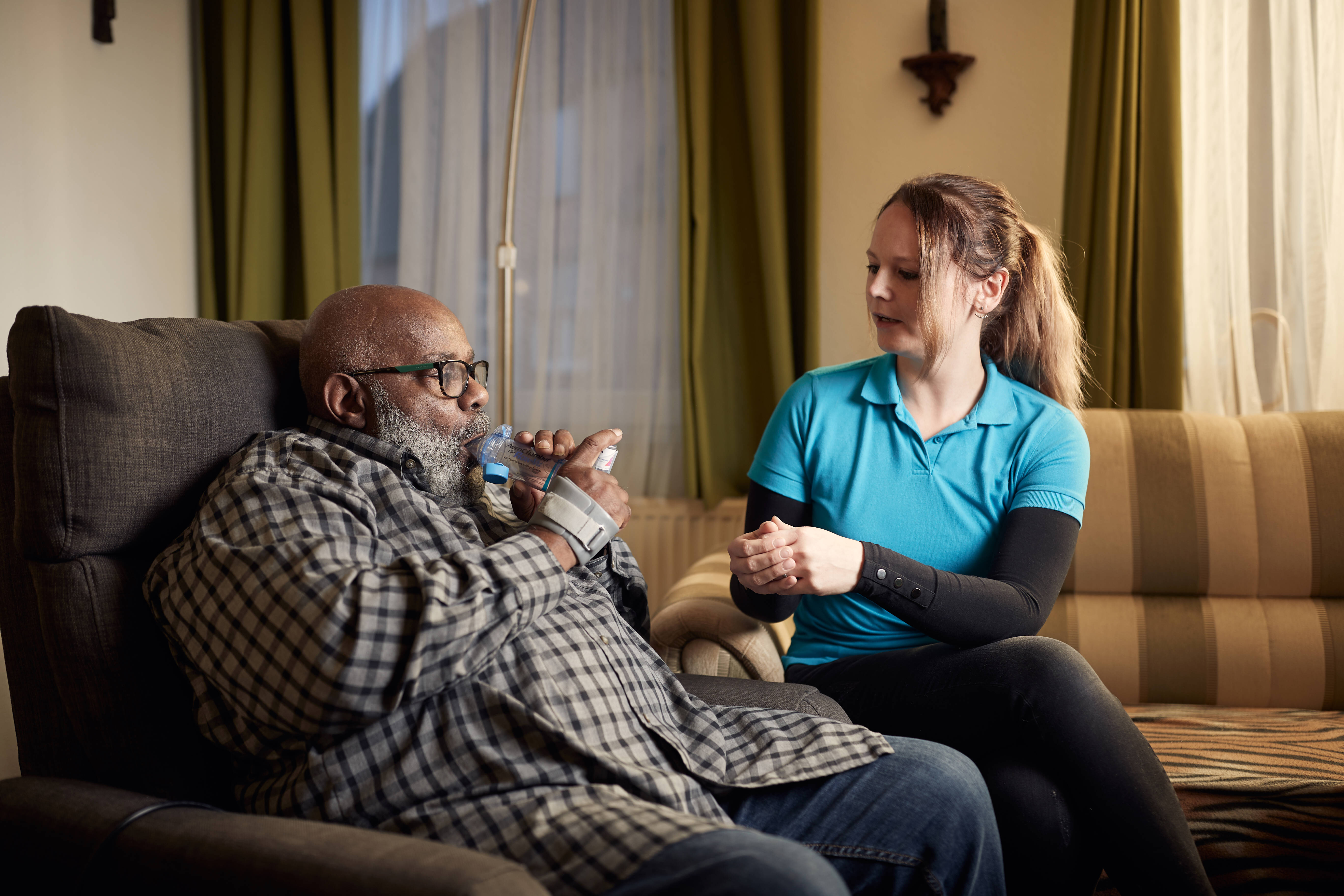 Wijkverpleging_cliënt_inhalator